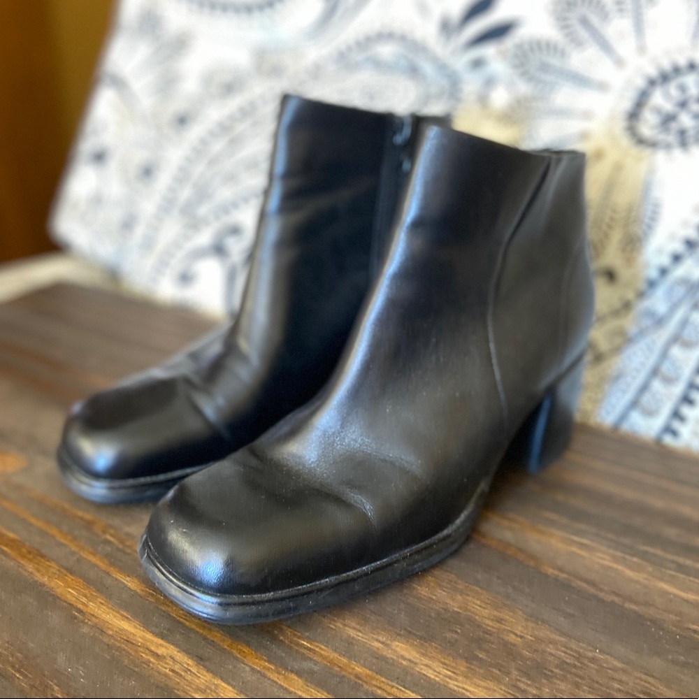 Covington 🦋 Fairlane Ankle Boots Black • 7M
